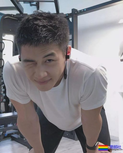 自称直男的湖北小鲜肉，在咸蛋家做过主播？身材颜值都很A! - 51虹马