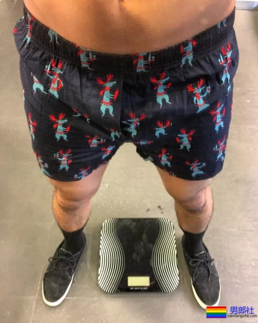 晏人物新出腹肌弟弟，你家一定缺搓衣板了 - 51虹马