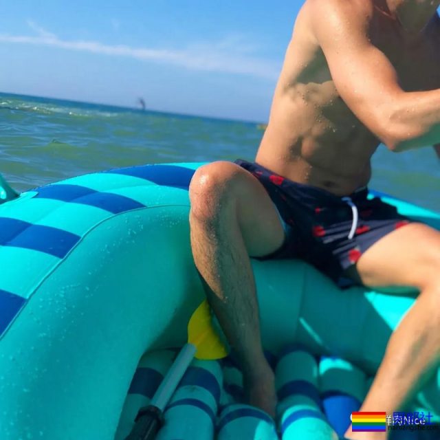 晏人物新出腹肌弟弟，你家一定缺搓衣板了 - 51虹马