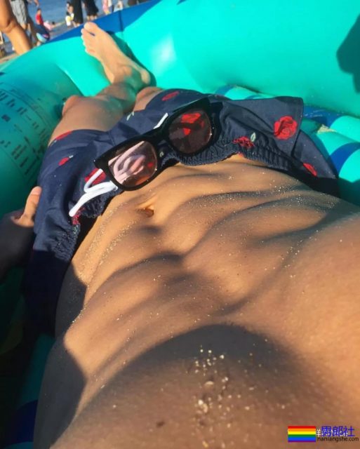 晏人物新出腹肌弟弟，你家一定缺搓衣板了 - 51虹马