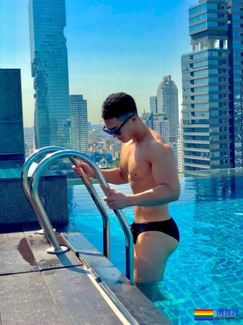 泳池湿透的极品肌肉男真有大包包,曾被疯狂盗图 - 51虹马 泳池湿透的极品肌肉男真有大包包,曾被疯狂盗图 - 51虹马
