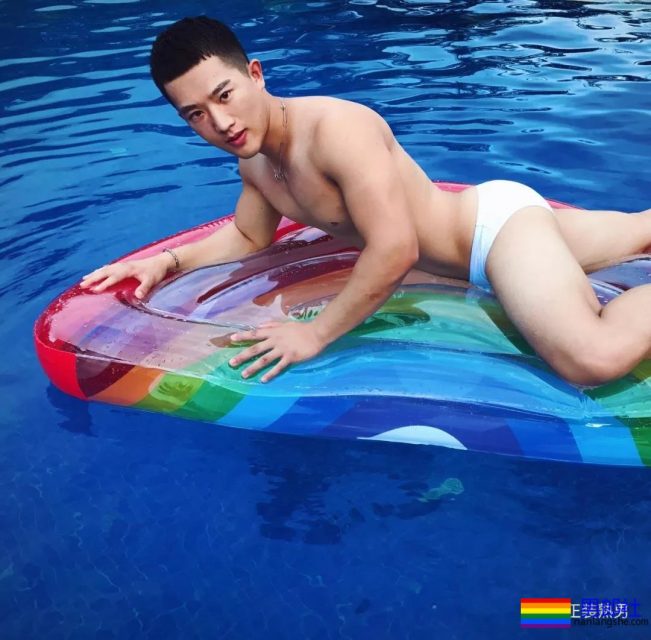 泳池湿透的极品肌肉男真有大包包,曾被疯狂盗图 - 51虹马 泳池湿透的极品肌肉男真有大包包,曾被疯狂盗图 - 51虹马