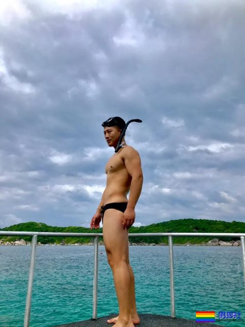 泳池湿透的极品肌肉男真有大包包,曾被疯狂盗图 - 51虹马 泳池湿透的极品肌肉男真有大包包,曾被疯狂盗图 - 51虹马