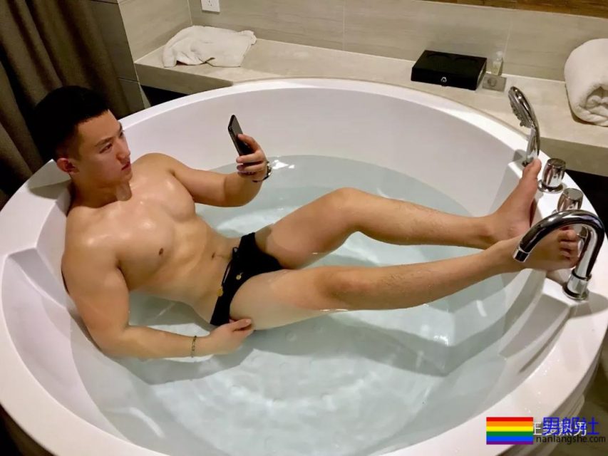 泳池湿透的极品肌肉男真有大包包,曾被疯狂盗图 - 51虹马 泳池湿透的极品肌肉男真有大包包,曾被疯狂盗图 - 51虹马