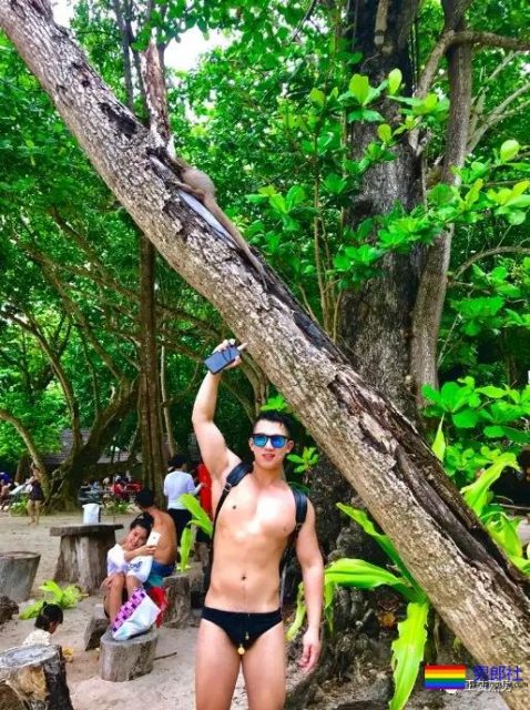 泳池湿透的极品肌肉男真有大包包,曾被疯狂盗图 - 51虹马 泳池湿透的极品肌肉男真有大包包,曾被疯狂盗图 - 51虹马