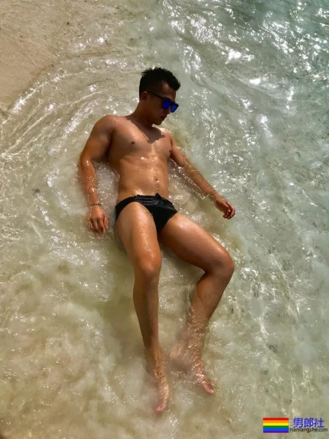 泳池湿透的极品肌肉男真有大包包,曾被疯狂盗图 - 51虹马 泳池湿透的极品肌肉男真有大包包,曾被疯狂盗图 - 51虹马