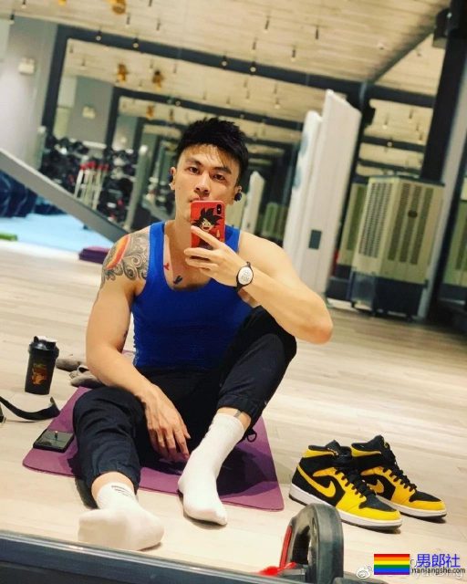 这个小哥有胸肌腹肌还有柯基! - 51虹马 这个小哥有胸肌腹肌还有柯基! - 51虹马