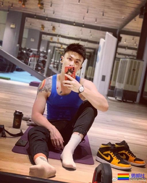 这个小哥有胸肌腹肌还有柯基! - 51虹马 这个小哥有胸肌腹肌还有柯基! - 51虹马