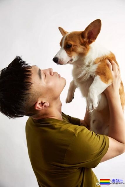 这个小哥有胸肌腹肌还有柯基! - 51虹马 这个小哥有胸肌腹肌还有柯基! - 51虹马