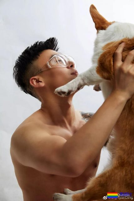 这个小哥有胸肌腹肌还有柯基! - 51虹马 这个小哥有胸肌腹肌还有柯基! - 51虹马