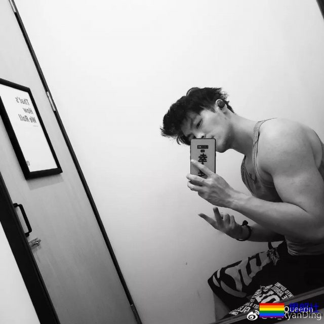 这个小哥有胸肌腹肌还有柯基! - 51虹马 这个小哥有胸肌腹肌还有柯基! - 51虹马