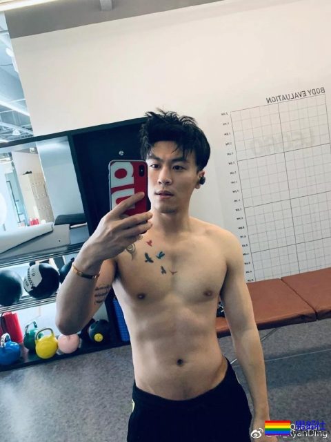 这个小哥有胸肌腹肌还有柯基! - 51虹马 这个小哥有胸肌腹肌还有柯基! - 51虹马