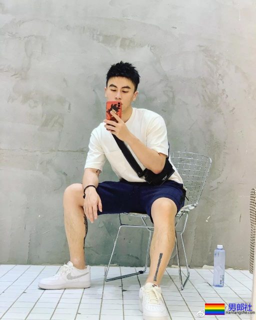 这个小哥有胸肌腹肌还有柯基! - 51虹马 这个小哥有胸肌腹肌还有柯基! - 51虹马