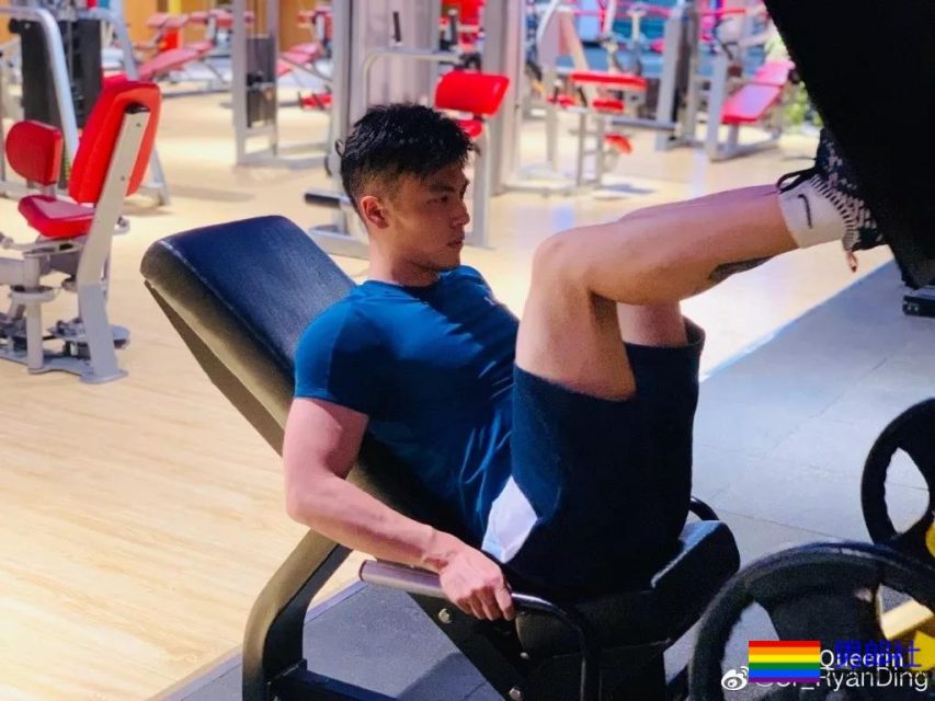 这个小哥有胸肌腹肌还有柯基! - 51虹马 这个小哥有胸肌腹肌还有柯基! - 51虹马