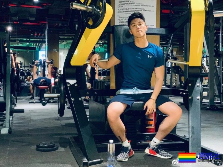 这个小哥有胸肌腹肌还有柯基! - 51虹马 这个小哥有胸肌腹肌还有柯基! - 51虹马