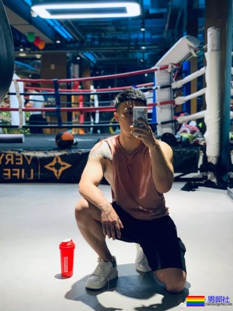 这个小哥有胸肌腹肌还有柯基! - 51虹马 这个小哥有胸肌腹肌还有柯基! - 51虹马