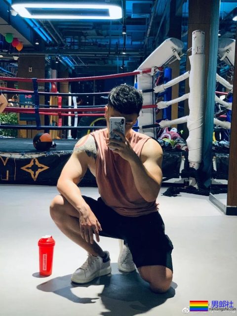 这个小哥有胸肌腹肌还有柯基! - 51虹马 这个小哥有胸肌腹肌还有柯基! - 51虹马