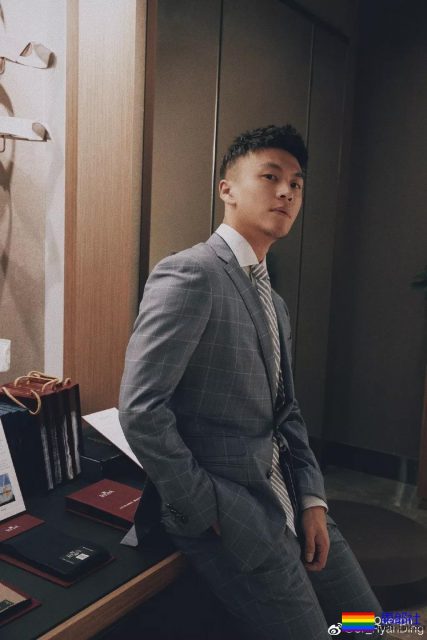 这个小哥有胸肌腹肌还有柯基! - 51虹马 这个小哥有胸肌腹肌还有柯基! - 51虹马