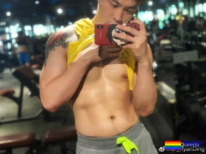 这个小哥有胸肌腹肌还有柯基! - 51虹马 这个小哥有胸肌腹肌还有柯基! - 51虹马