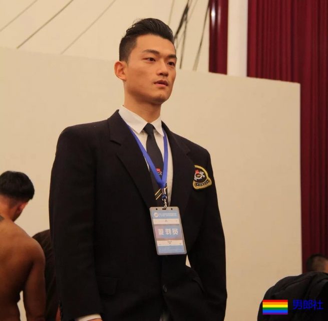 坐车挂空挡的帅哥在健身房抓拍的大奶胸肌肉壮男,哪里都可以脱-51虹马