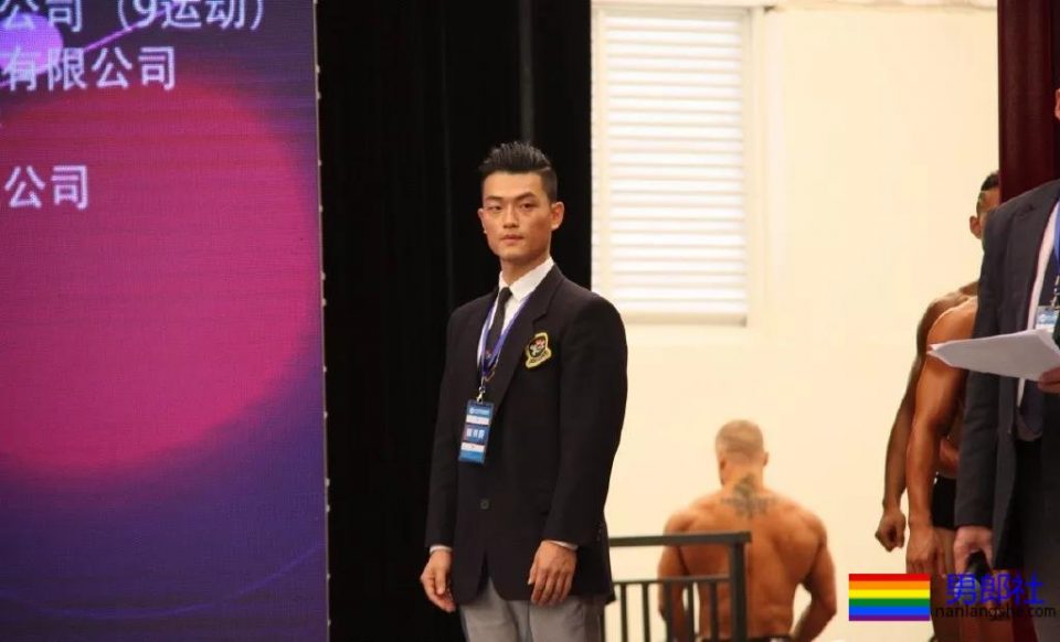 坐车挂空挡的帅哥在健身房抓拍的大奶胸肌肉壮男，哪里都可以脱 - 51虹马