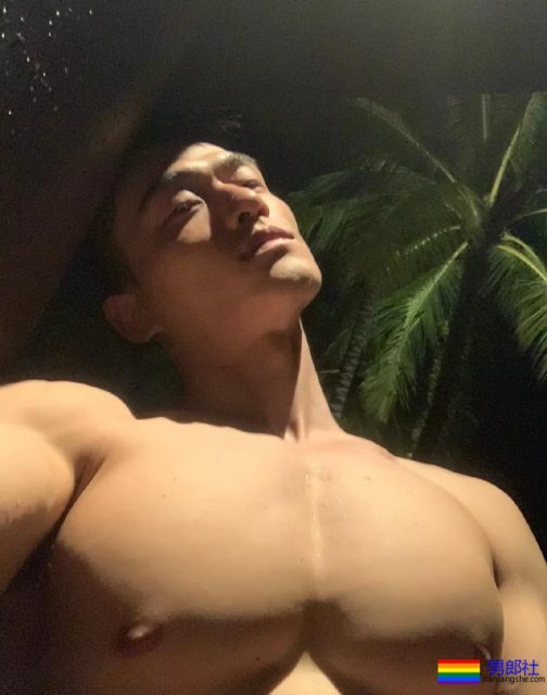 坐车挂空挡的帅哥在健身房抓拍的大奶胸肌肉壮男，哪里都可以脱 - 51虹马