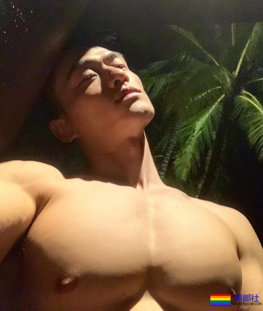 坐车挂空挡的帅哥在健身房抓拍的大奶胸肌肉壮男，哪里都可以脱 - 51虹马