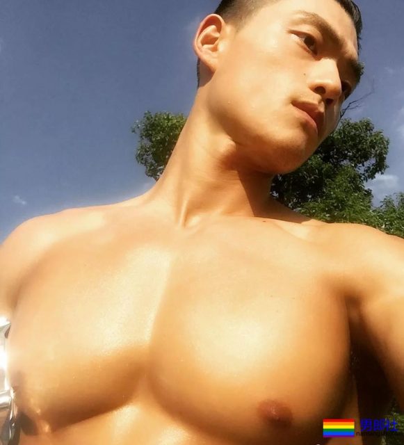 坐车挂空挡的帅哥在健身房抓拍的大奶胸肌肉壮男，哪里都可以脱 - 51虹马