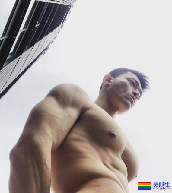 坐车挂空挡的帅哥在健身房抓拍的大奶胸肌肉壮男，哪里都可以脱 - 51虹马