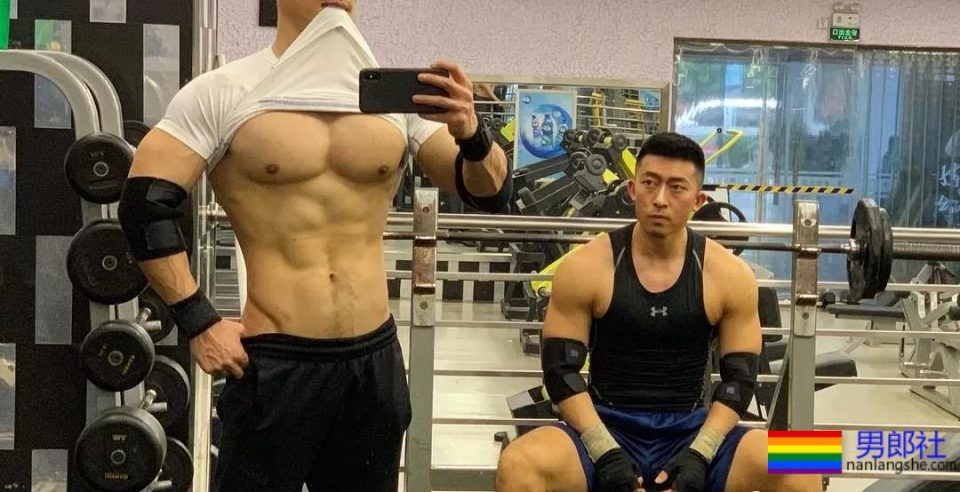 坐车挂空挡的帅哥在健身房抓拍的大奶胸肌肉壮男，哪里都可以脱 - 51虹马