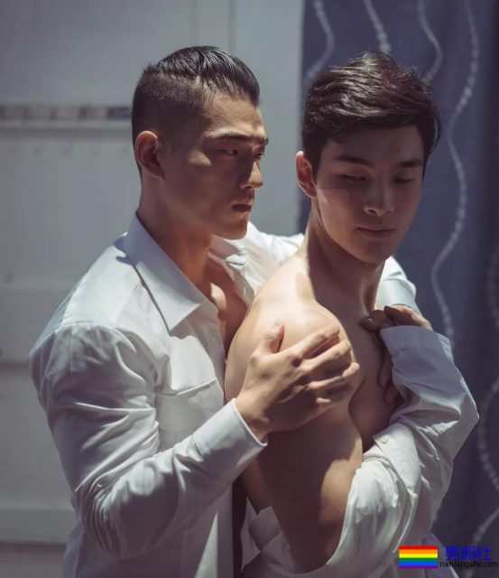 坐车挂空挡的帅哥在健身房抓拍的大奶胸肌肉壮男，哪里都可以脱 - 51虹马