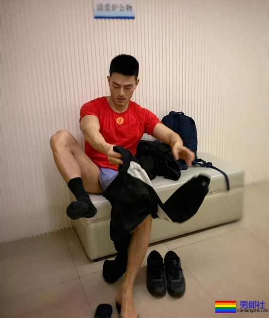 坐车挂空挡的帅哥在健身房抓拍的大奶胸肌肉壮男，哪里都可以脱 - 51虹马