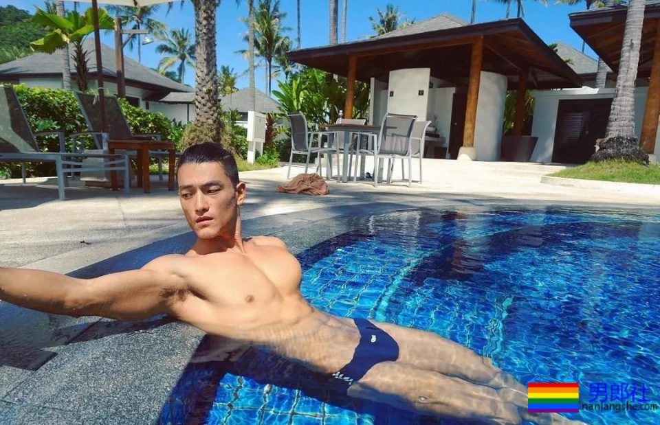 坐车挂空挡的帅哥在健身房抓拍的大奶胸肌肉壮男，哪里都可以脱 - 51虹马