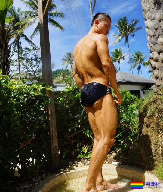 坐车挂空挡的帅哥在健身房抓拍的大奶胸肌肉壮男，哪里都可以脱 - 51虹马