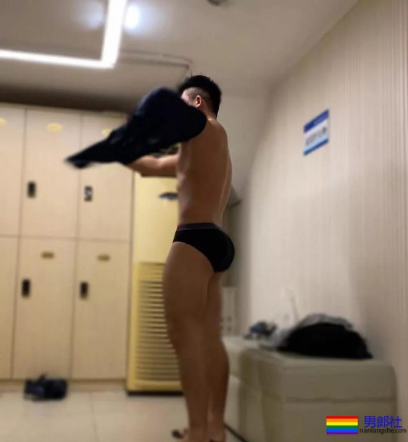 坐车挂空挡的帅哥在健身房抓拍的大奶胸肌肉壮男，哪里都可以脱 - 51虹马