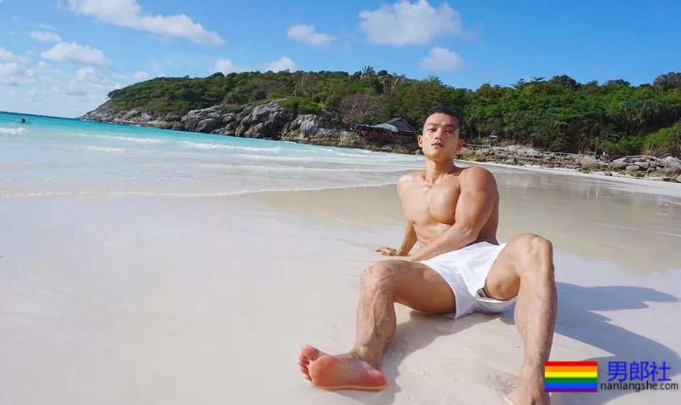 坐车挂空挡的帅哥在健身房抓拍的大奶胸肌肉壮男，哪里都可以脱 - 51虹马