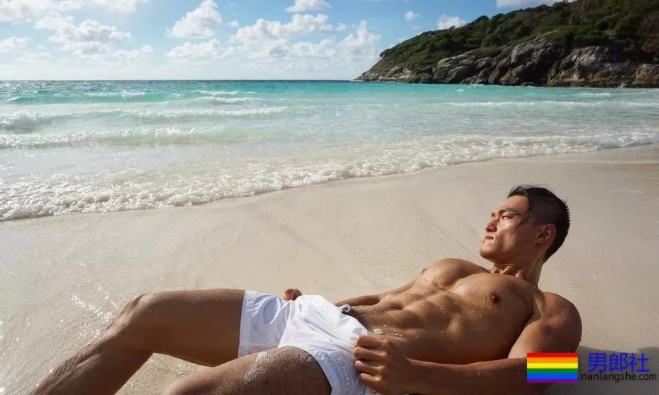 坐车挂空挡的帅哥在健身房抓拍的大奶胸肌肉壮男，哪里都可以脱 - 51虹马