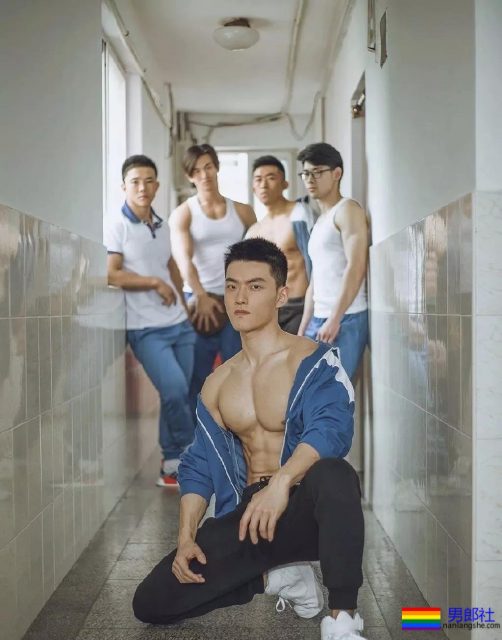 坐车挂空挡的帅哥在健身房抓拍的大奶胸肌肉壮男，哪里都可以脱 - 51虹马