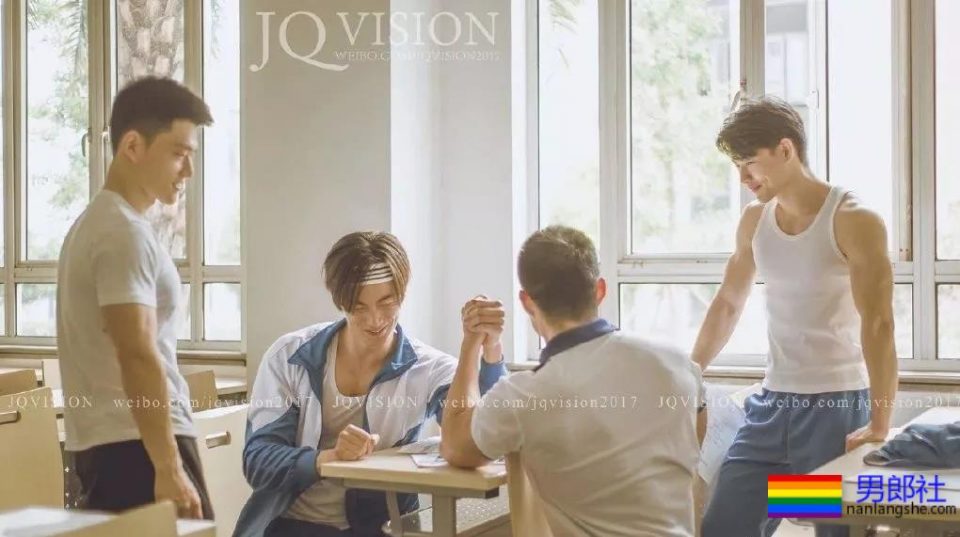 坐车挂空挡的帅哥在健身房抓拍的大奶胸肌肉壮男，哪里都可以脱 - 51虹马