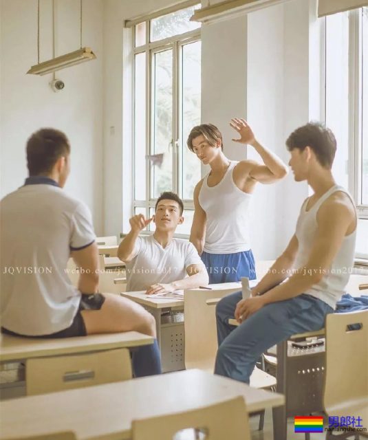 坐车挂空挡的帅哥在健身房抓拍的大奶胸肌肉壮男，哪里都可以脱 - 51虹马