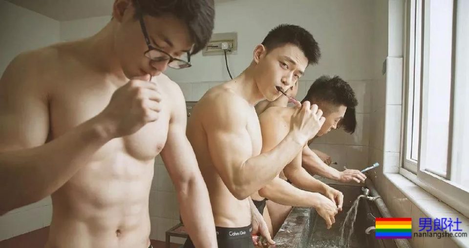 坐车挂空挡的帅哥在健身房抓拍的大奶胸肌肉壮男，哪里都可以脱 - 51虹马