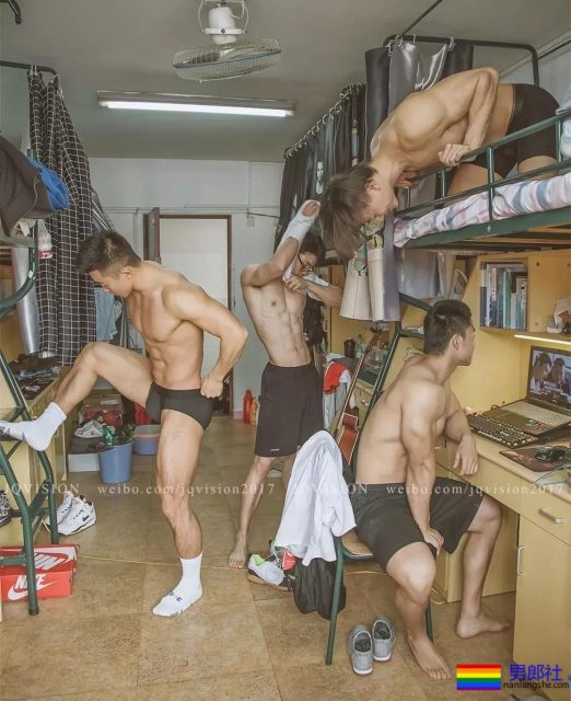 坐车挂空挡的帅哥在健身房抓拍的大奶胸肌肉壮男，哪里都可以脱 - 51虹马