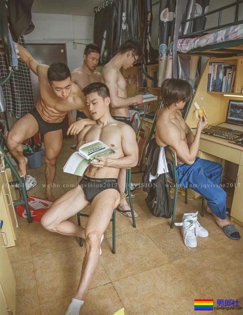 坐车挂空挡的帅哥在健身房抓拍的大奶胸肌肉壮男，哪里都可以脱 - 51虹马