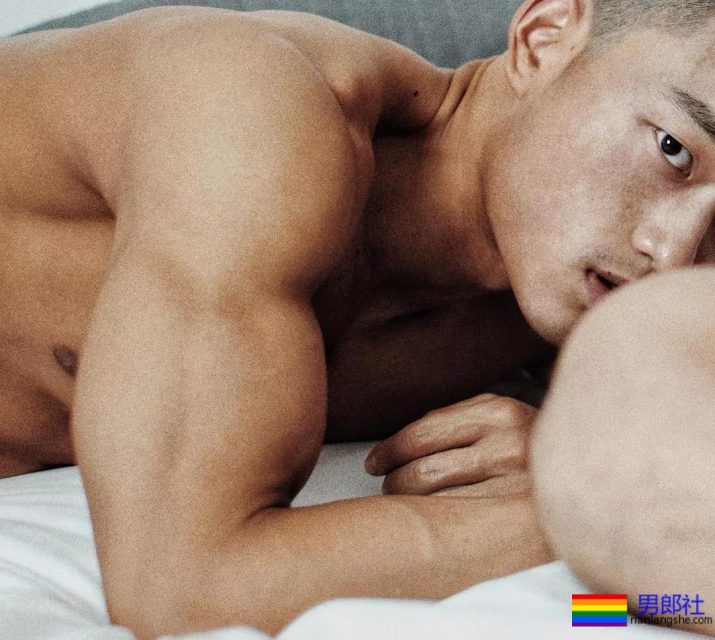 坐车挂空挡的帅哥在健身房抓拍的大奶胸肌肉壮男，哪里都可以脱 - 51虹马