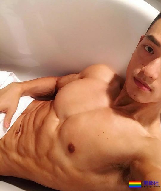 坐车挂空挡的帅哥在健身房抓拍的大奶胸肌肉壮男，哪里都可以脱 - 51虹马