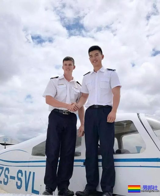 25岁的鲜肉大长腿正装机长空少，拔掉这身衬衫西裤真的很基 - 51虹马