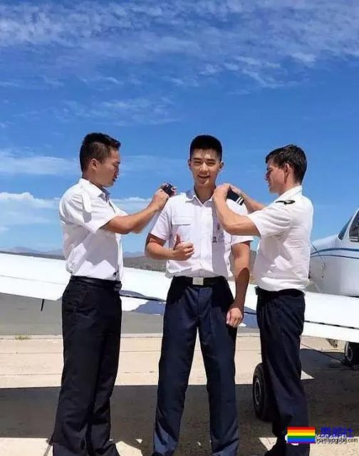 25岁的鲜肉大长腿正装机长空少，拔掉这身衬衫西裤真的很基 - 51虹马