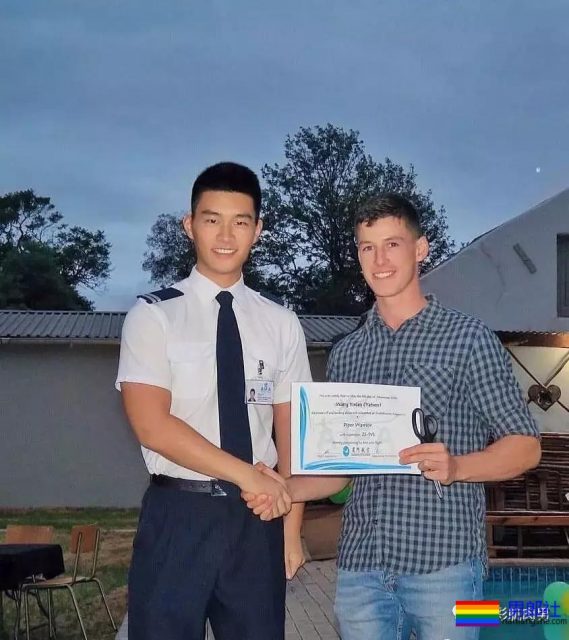 25岁的鲜肉大长腿正装机长空少，拔掉这身衬衫西裤真的很基 - 51虹马