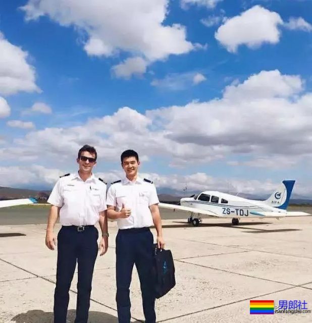 25岁的鲜肉大长腿正装机长空少，拔掉这身衬衫西裤真的很基 - 51虹马