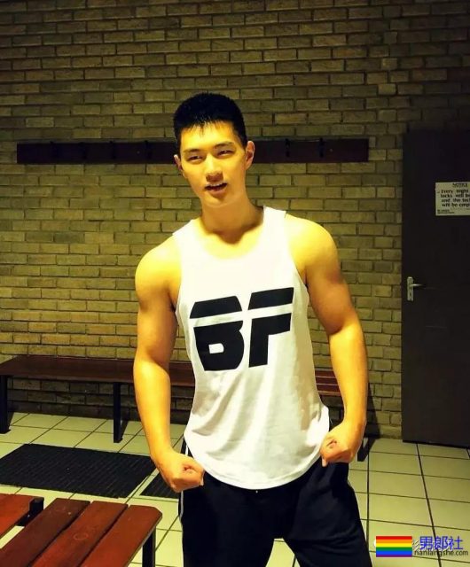 25岁的鲜肉大长腿正装机长空少，拔掉这身衬衫西裤真的很基 - 51虹马